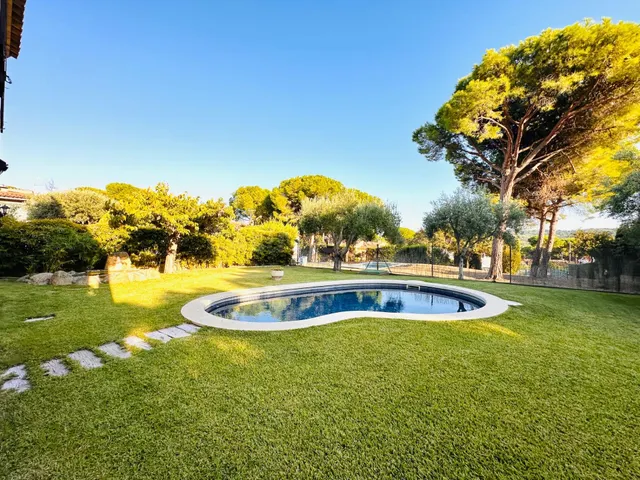 CALONGE: CHALET CON LICENCIA TURÍSTICA, GARAJE, JARDÍN Y PISCINA. ZONA MAS AMBRÓS - VIZC. CABANYES. — 2