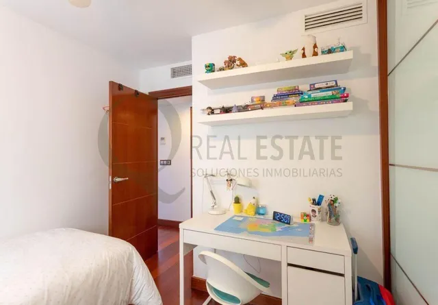 Piso en Alicante Centro con vistas abiertas al Castillo de Santa Bárbara. — 23