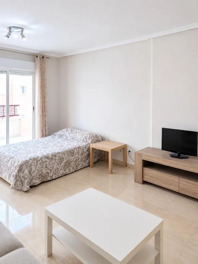 Amplio estudio con terraza a 400 metros de la Playa de Los L