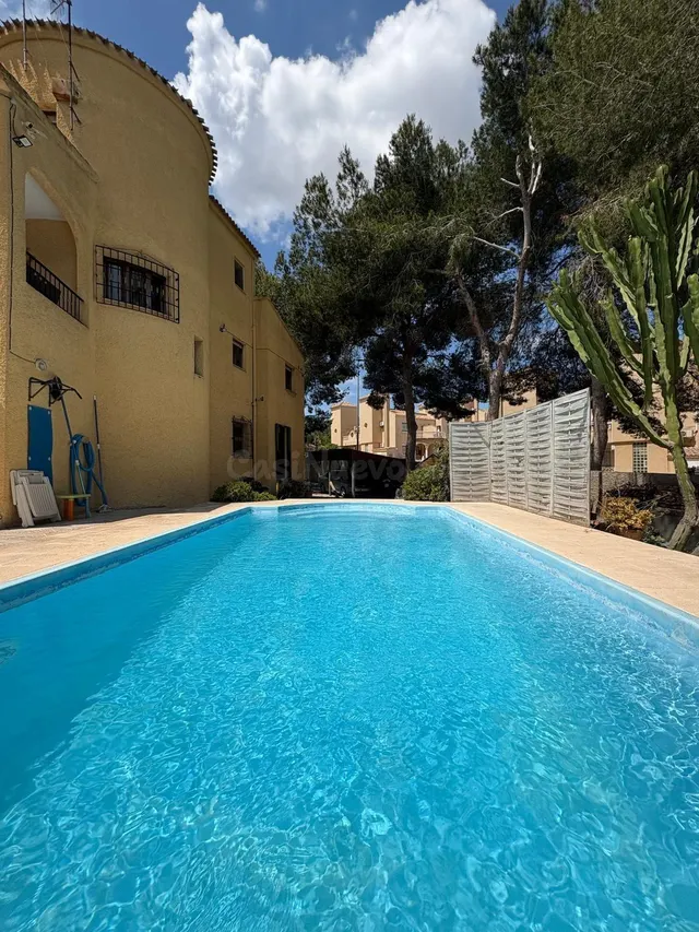 CHALET EN ORIHUELA COSTA CON GRAN PARCELA Y PISCINA PRIVADA - foto 2