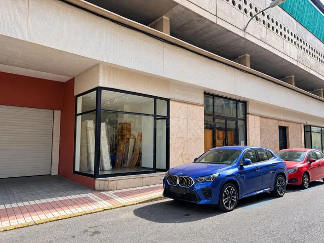 Local comercial en Schamann con escaparate, zona de exposición y amplio almacén — 3