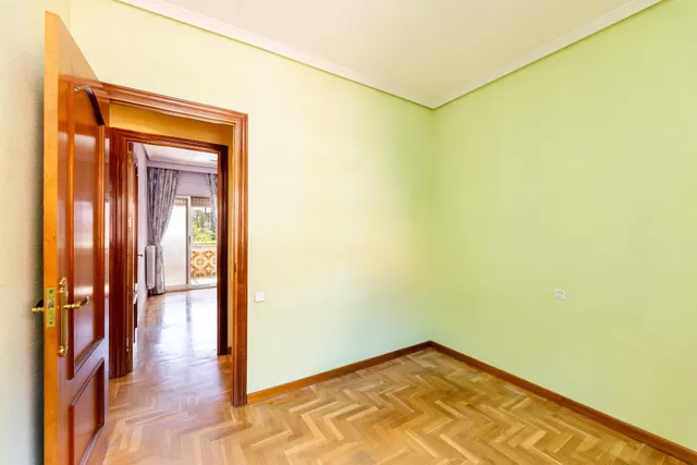 Piso amplio con 4 habitaciones y luminoso con terraza en zona tranquila y ajardinada. — 7