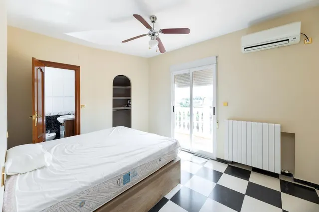 Amplio Chalet con piscina, pista deportiva y vistas en Ogíjares. — 16