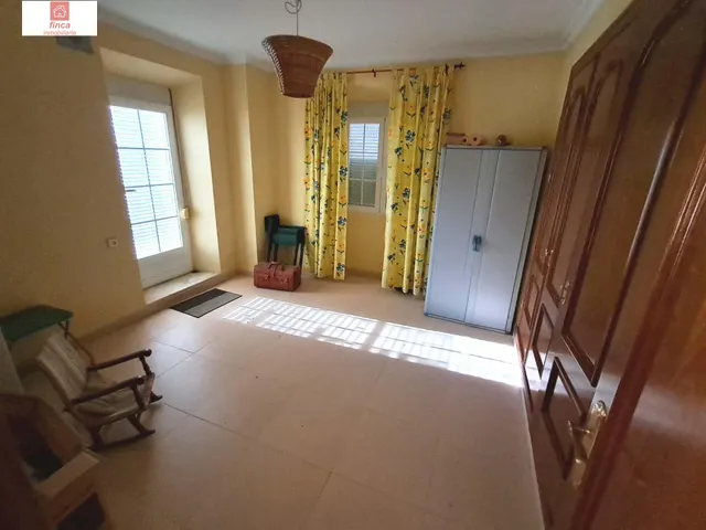 Se vende vivienda doble en Montijo, zona centro, plaza santa clara, a tres calles, con garaje y piscina — 37