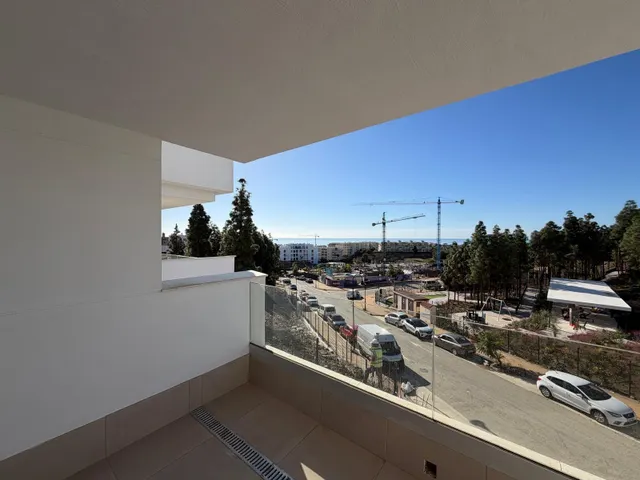 Vivienda moderna en Mijas con vistas al mar y jardín privado - foto 2