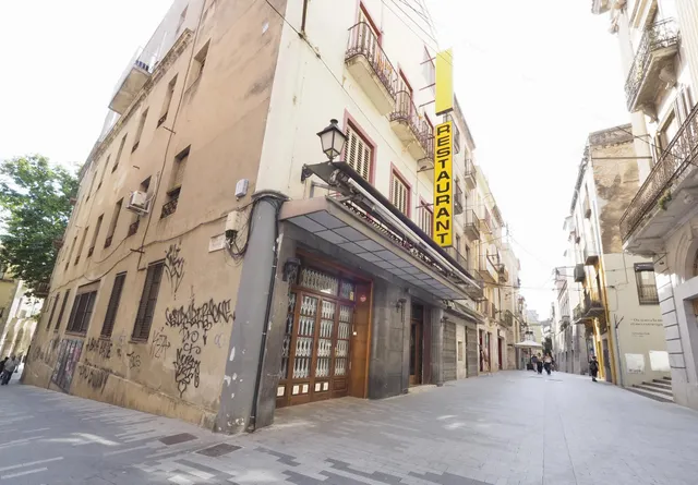 RESTAURANTE EN PLENO CENTRO DE LA CIUDAD — 29