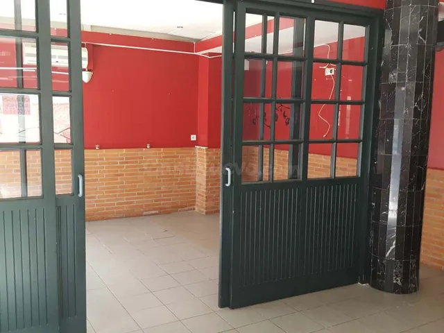Local comercial con escaparates, esquinero, en el centro de  - foto 3