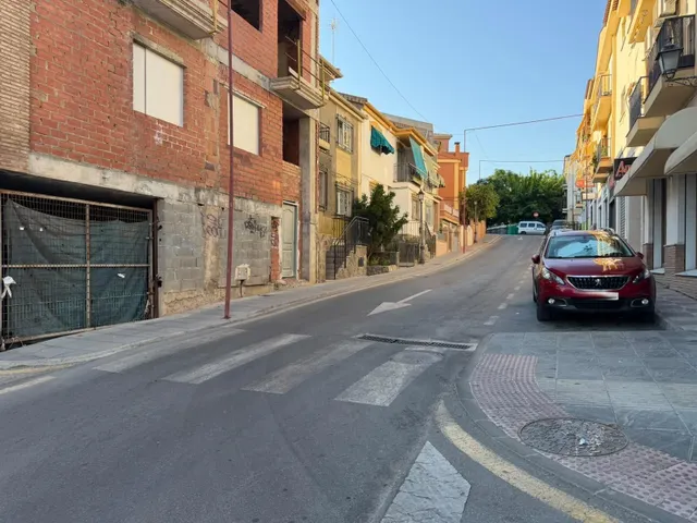 Plaza de garaje cerrada en el centro de La Zubia — 11