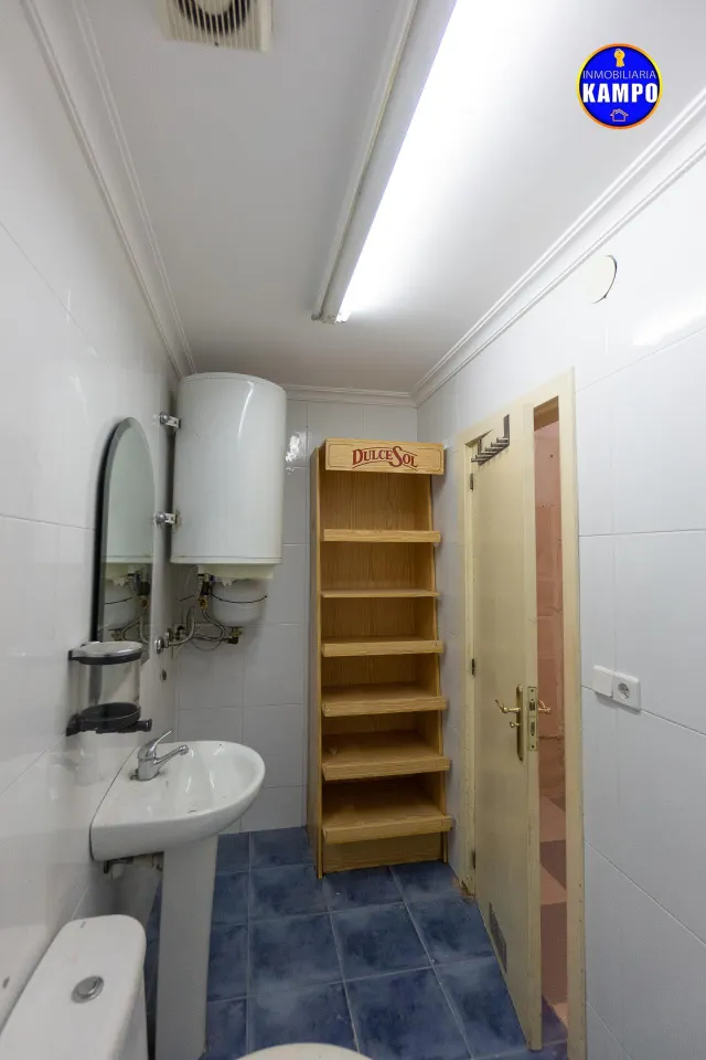 SE ALQUILA LOCAL EN  IRUN , CALLE SAN ISIDRO LABRADOR — 17