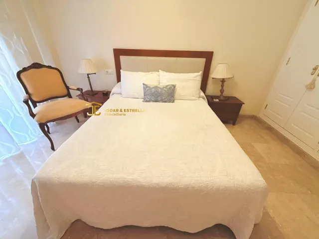 PISO DE LUJO CON TRES DORMITORIOS Y DOS PLAZAS DE GARAJE. — 21
