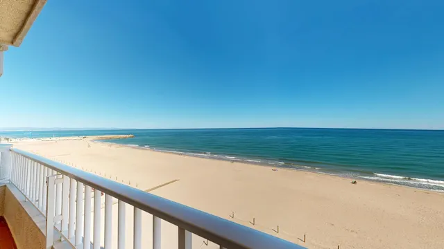 El Perelló, Valencia | primera línea de playa, tres dormitorios y balcón con vistas al mar. — 12