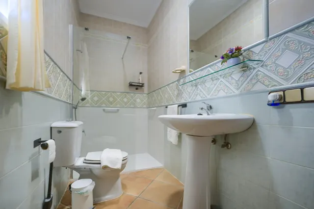 Espectacular chalet con piscina de diseño, jardín de 2.000 m2 y 4 dormitorios con baño propio — 21