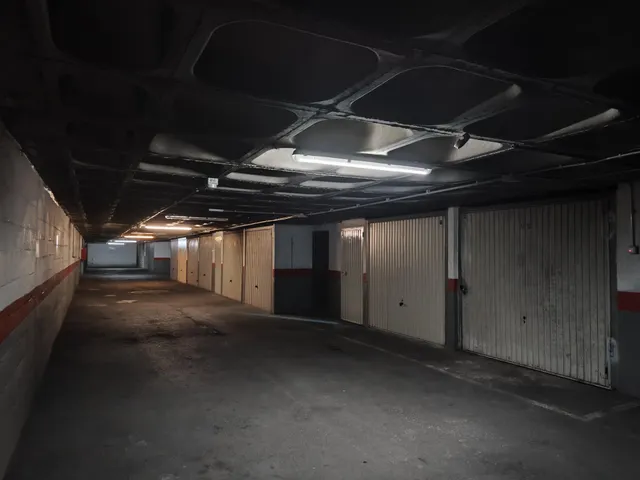 Amplia plaza de garaje cerrada para 2 coches en el Royal — 9