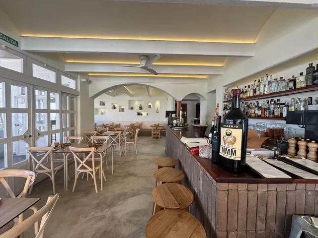 AMPLIO LOCAL EN VENTA EN NOGALERA — 4