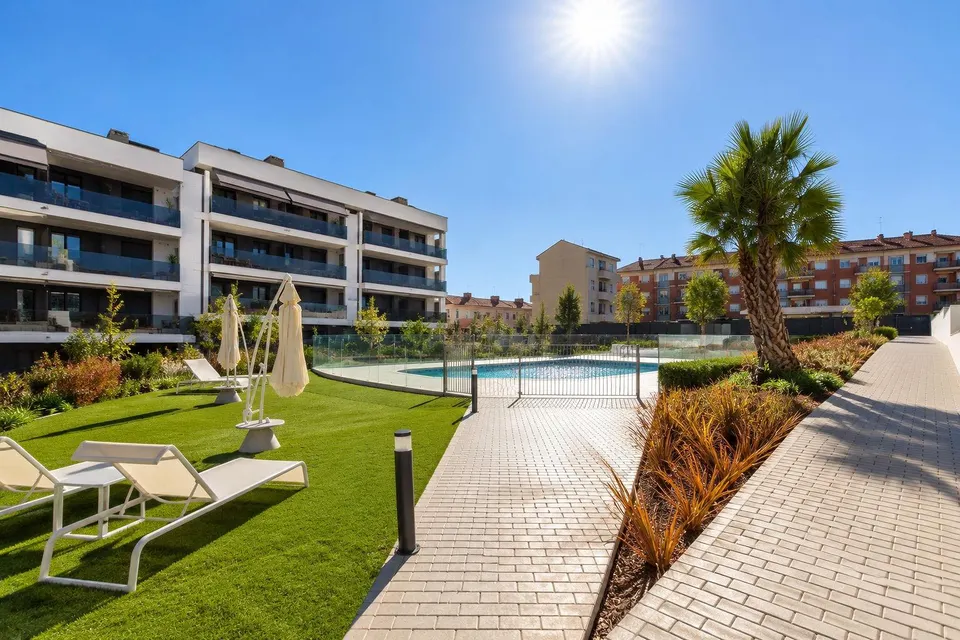 Àtic de somni amb solàrium privat i piscina