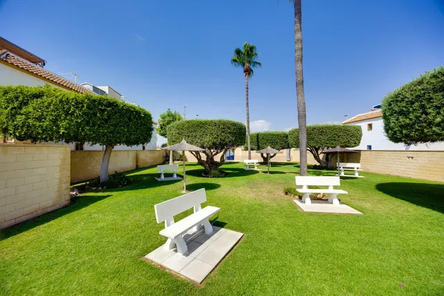 Bungalow planta baja con jardín y piscina junto c.comercial — 4