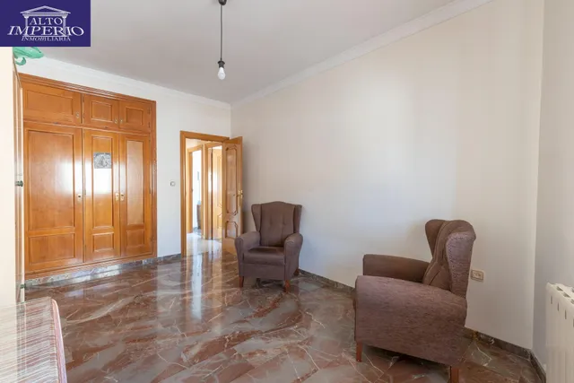 Casa en esquina en venta en Las Gabias — 46