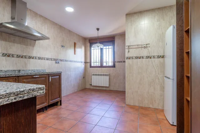 ¡¡ Impresionante chalet dividido en dos viviendas con piscina y zona ajardinadas !! — 8