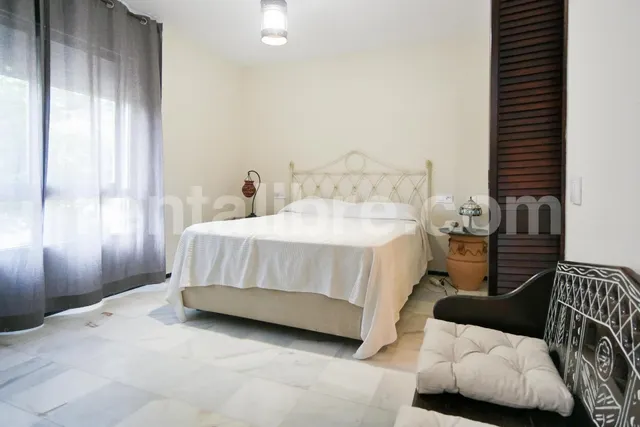 SE ALQUILA CASA CON PATIO – 3 DORMITORIOS – 1.100 €/MES — 8