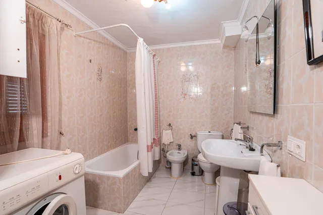 Espectacular vivienda de más de 200 m2 con 4 dormitorios, 3 baños y gran azotea — 26