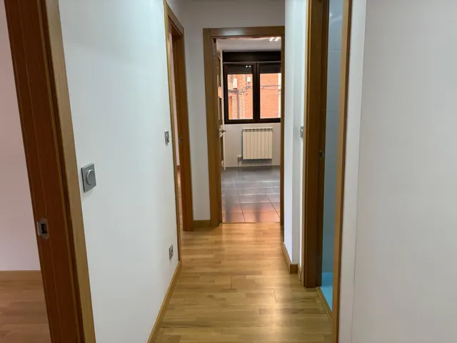 SE VENDE APARTAMENTO SEMINUEVO EN VALENCIA DE DON JUAN, COCINA AMUEBLADA, 2 HAB., SALÓN,  2 BAÑOS, TRASTERO, ASCENSOR Y PLAZA DE GARAJE. — 13