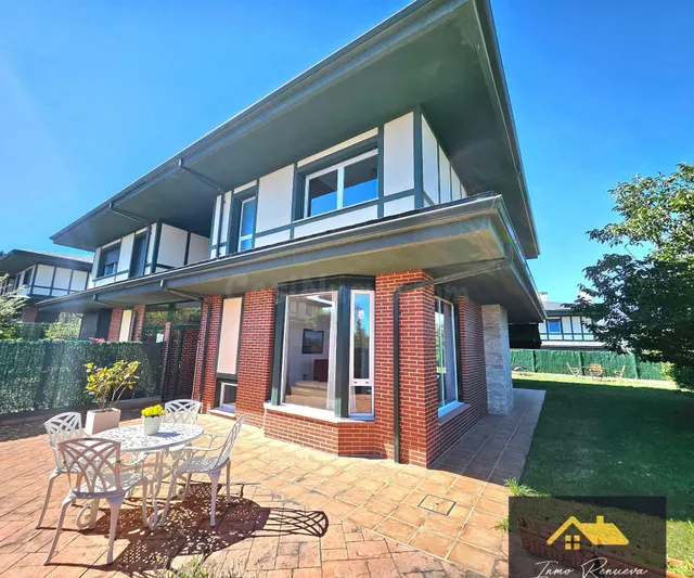 Se vende Estupendo Chalet con piscinas comunitarias en Sáman