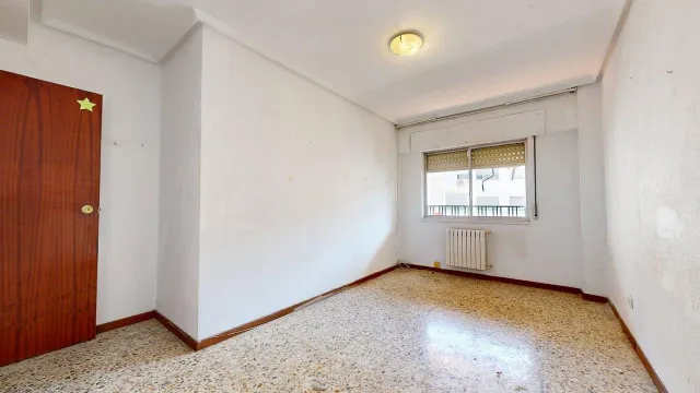 Piso de 77 m2 útiles. Distribuidos en tres dormitorios, salón, cocina, baño y zona de aparcamiento en la parte interior de la urbanización — 14