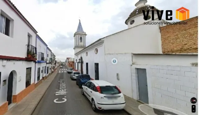Casa adosada de esquina en Pilas en calle Menendez Pidal...!