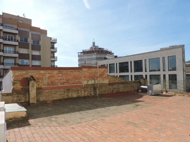 EDIFICIO CON MUCHAS POSIBILIDADES — 16