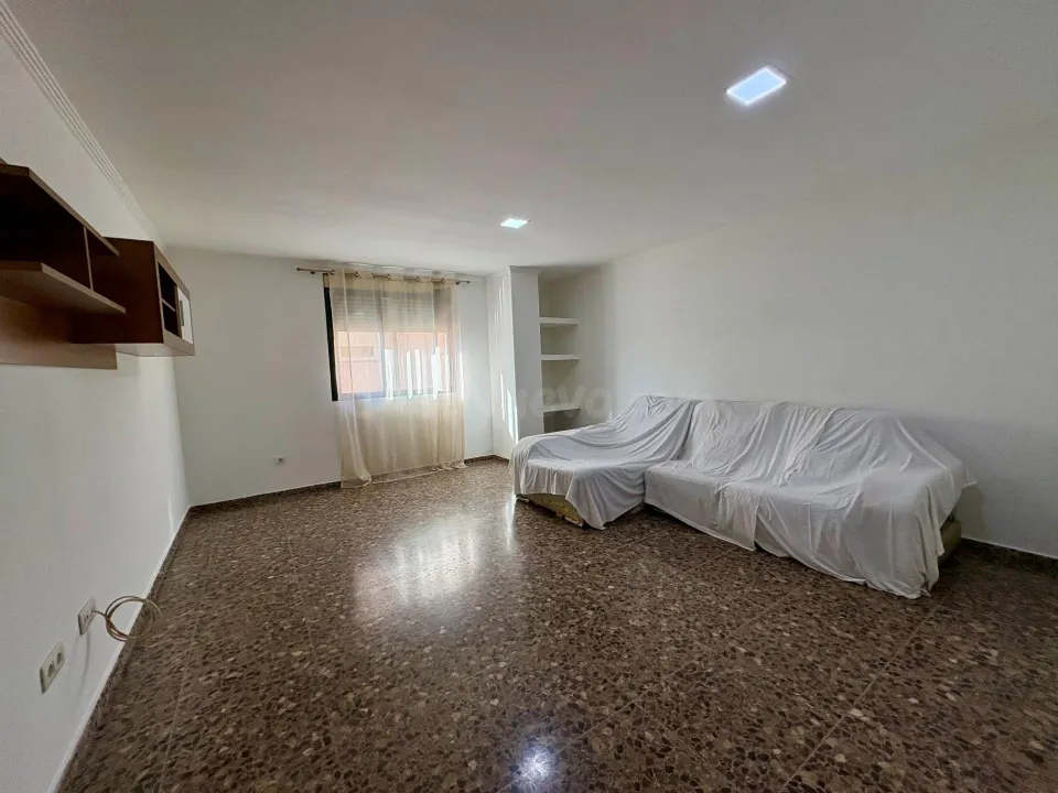 Alquiler SIN MOBILIARIO por 800€