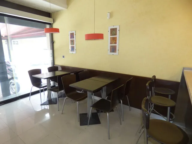 Local montado como cafeteria en buena zona. — 3