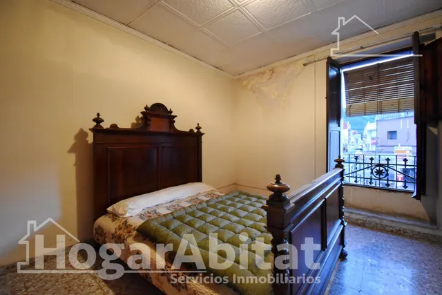 AMPLIA CASA DE PUEBLO CON TERRAZA, BALCÓN Y TRASTERO — 26