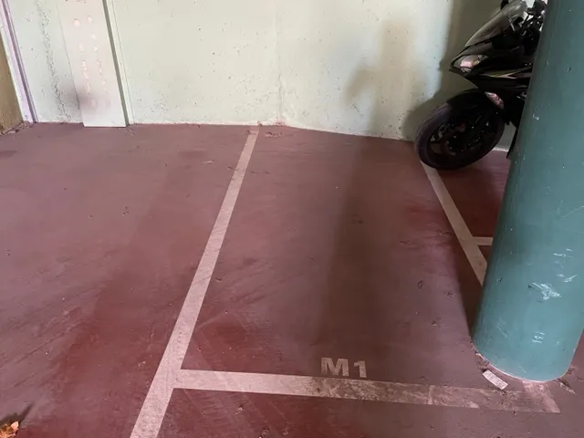 Parking de moto en alquiler — 4