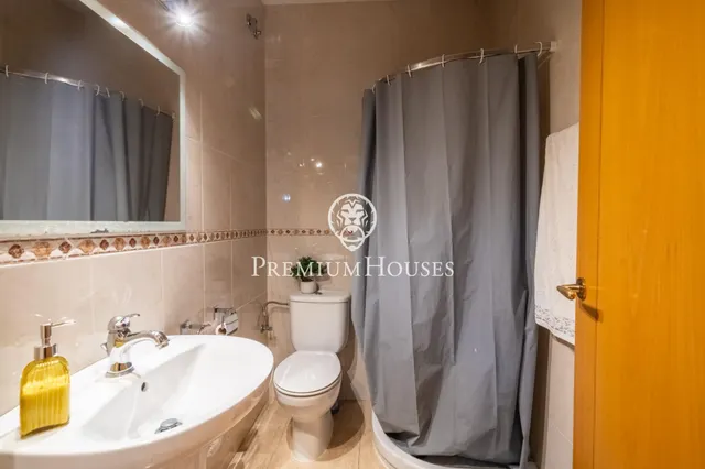 Chalet en venta con ascensor, piscina y grandes espacios en Canet de Mar — 44
