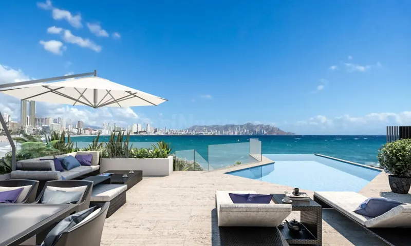 PRIMERA LÍNEA DE PLAYA EN BENIDORM Y CON PISCINA PRIVADA!!!