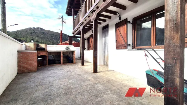 CASA REFORMADA CON JARDÍN Y PORCHE