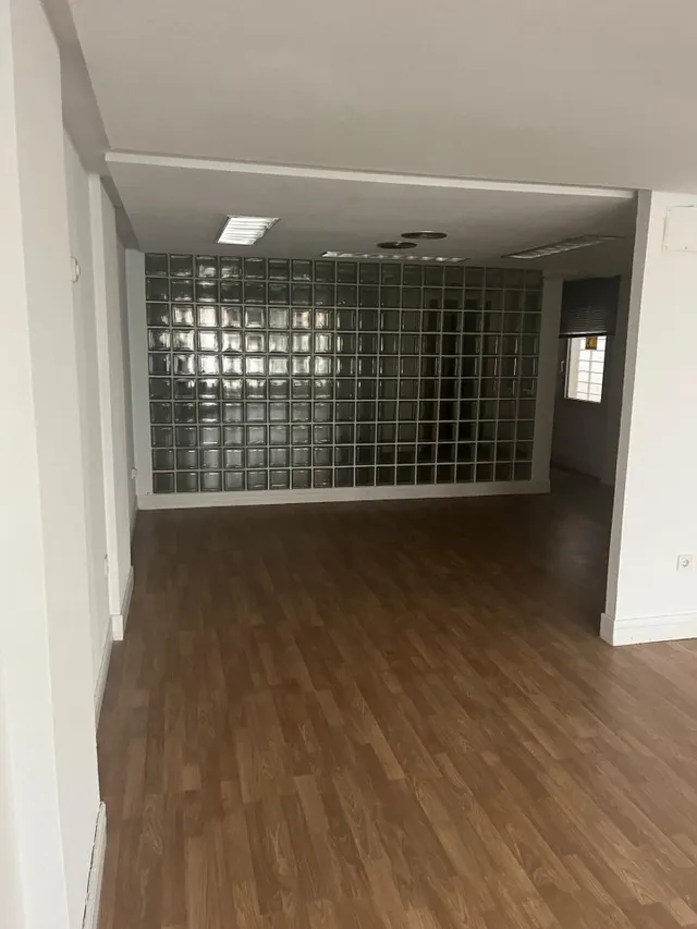 Local en pleno centro con mucho potencial ( hotel, pisos, oficina) — 8