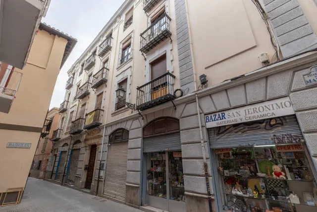 Oportunidad única en pleno corazón de Granada: luminosidad, ubicación y un enorme potencial de transformación — 39
