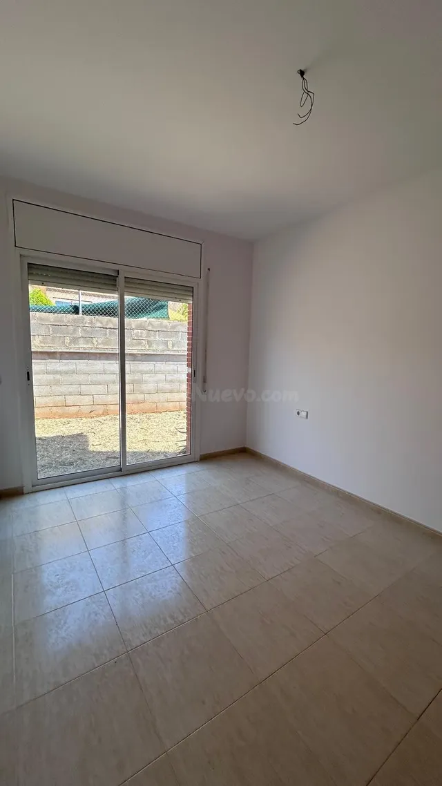 CASA CON 5 habitaciones, JARDÍN, GRAN GARAJE Y VISTAS AL MAR - foto 4