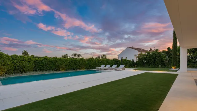 Sofisticada villa con vistas al mar en la Milla de Oro, Marbella — 5