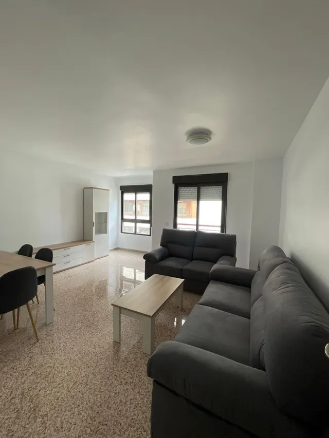ALQUILER DE EXCELENTE Y AMPLÍA VIVIENDA ZONA CENTRO DE ALICA
