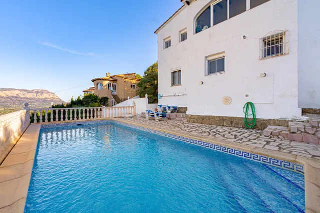 Casa para renovar con vistas despejadas en venta en Pedregue
