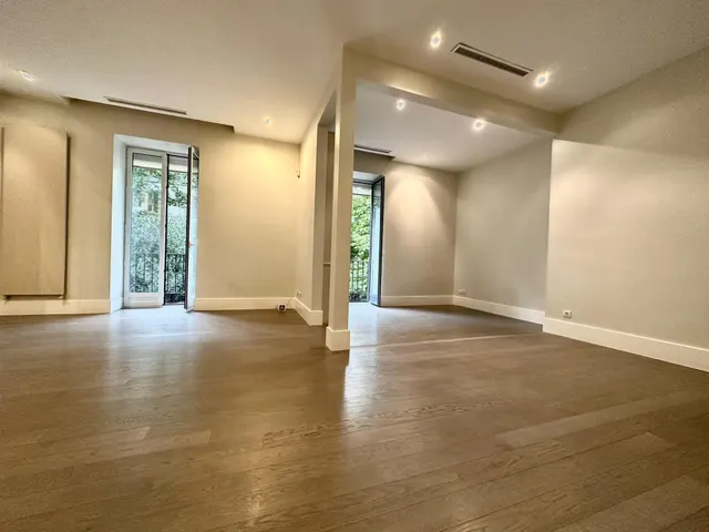 IMPRESIONANTE VIVIENDA EN CLAUDIO CUELLO ESQUINA JORJE JUAN — 6