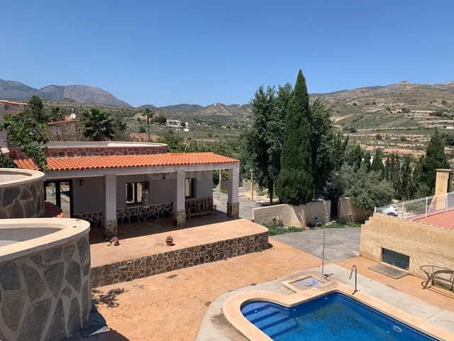 Chalet en esquina en El Moralet, Alicante