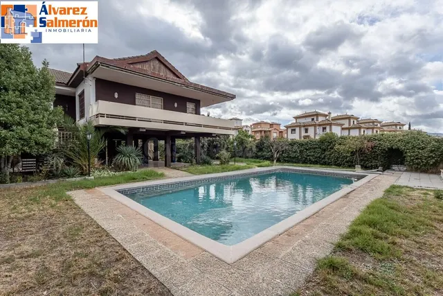 Gran casa con parcela y piscina en Cájar - foto 2