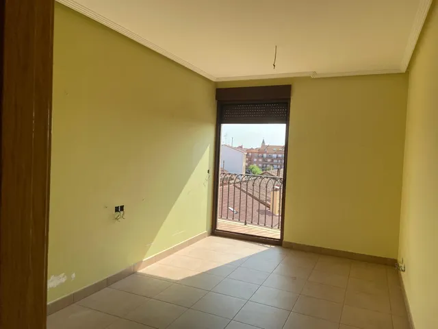 SE VENDE APARTAMENTO, COCINA, SALÓN, 2 HAB., 2 BAÑOS, ASCENSOR, TRASTERO, PLAZA DE GARAJE, NECESITA REFORMA. — 13