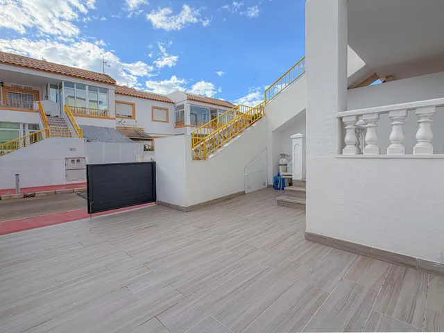 Espectacular bungalow reformado, con amplia terraza y parking para coche dentro de la parcela, en urbanización exclusiva con piscina comunitaria — 27