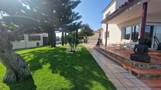 Roses | Exclusiva vivienda sobre parcela de 1.190 m2 en ento - foto 5