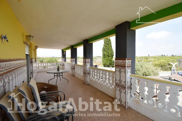 CHALET RÚSTICO CON PISCINA, TERRAZA Y PARKING — 5