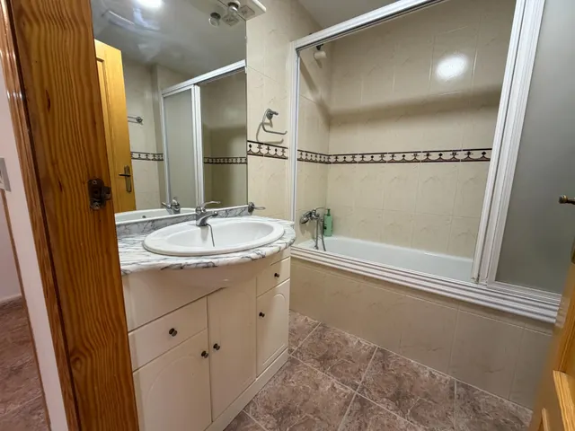 Piso amplio y muy luminoso con ascensor y comunidad incluidos – 800 €/mes (posibilidad de plaza de garaje en el mismo edificio por 50€ mas al mes) — 17
